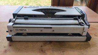 Máquina de escribir Olympia Traveller de Luxe