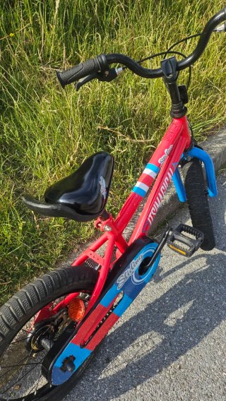 Bicicleta infantil roja y azul