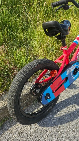 Bicicleta infantil roja y azul