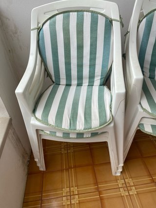 Mesa de terraza de plástico blanca y 6 sillas