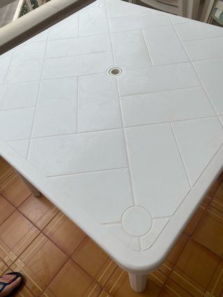 Mesa de terraza de plástico blanca y 6 sillas