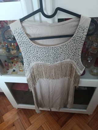 Camiseta beige con tachuelas y flecos