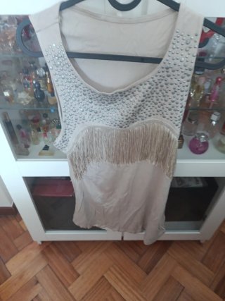 Camiseta beige con tachuelas y flecos