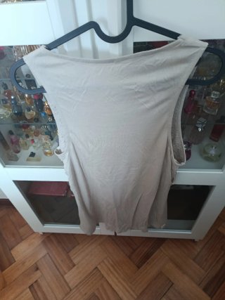 Camiseta beige con tachuelas y flecos