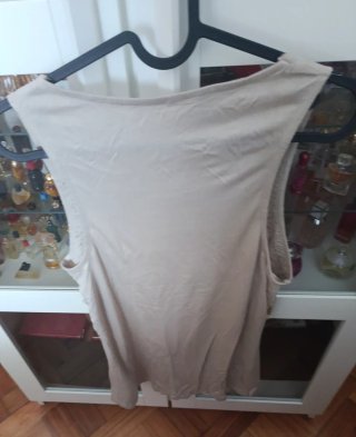 Camiseta beige con tachuelas y flecos