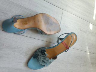 Sandalias de tacón Gino Vaello azul