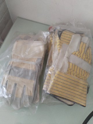 Guantes de trabajo blancos y amarillos