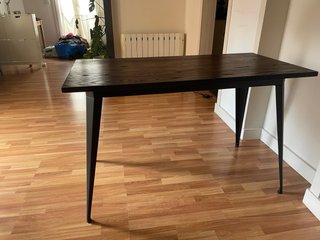 Mesa industrial madera oscura patas negras