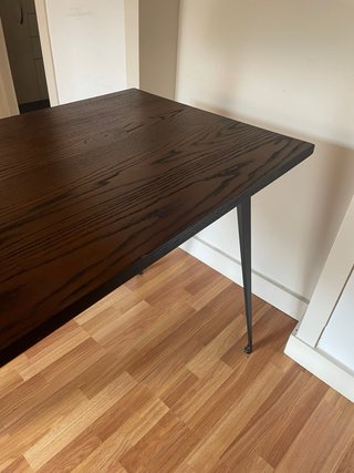 Mesa industrial madera oscura patas negras