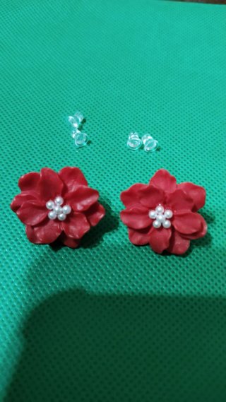 Pendientes rojos flor perlas nuevos