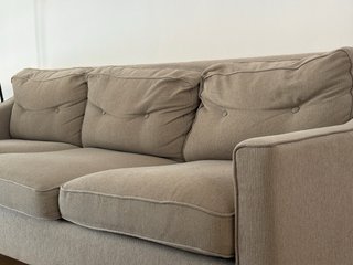 Sofá de tela beige
