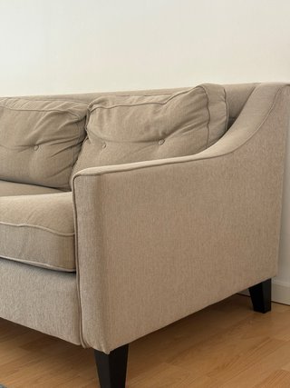 Sofá de tela beige
