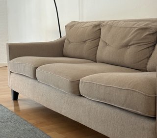Sofá de tela beige