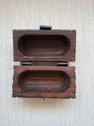 Pequeño baúl de madera con herrajes