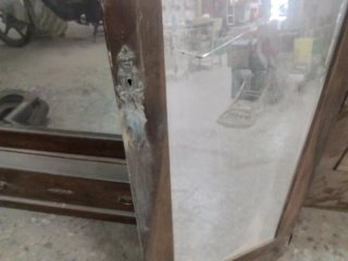 Puerta de espejo vintage de madera