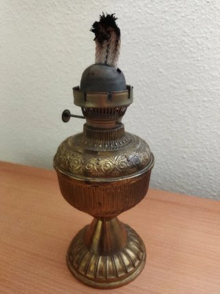 Lámpara de aceite antigua decorativa