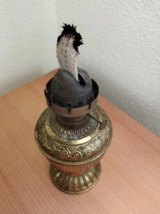 Lámpara de aceite antigua decorativa