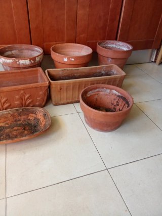 Macetas de barro y jardineras