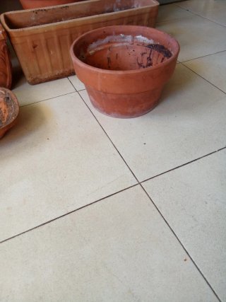 Macetas de barro y jardineras