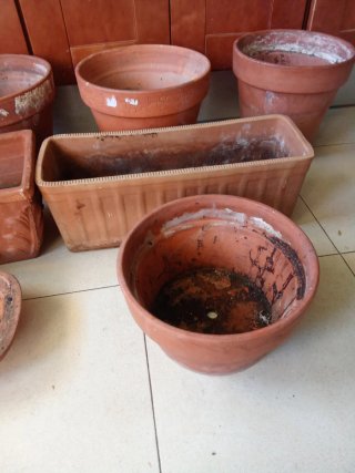 Macetas de barro y jardineras