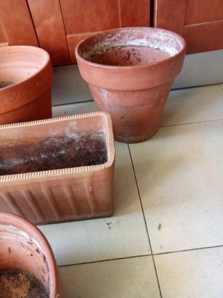 Macetas de barro y jardineras