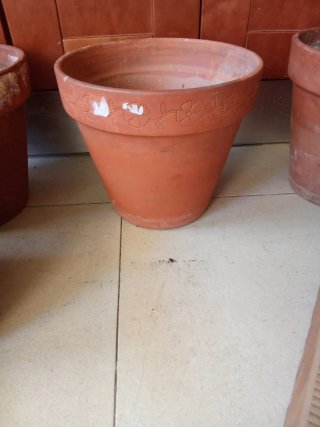 Macetas de barro y jardineras