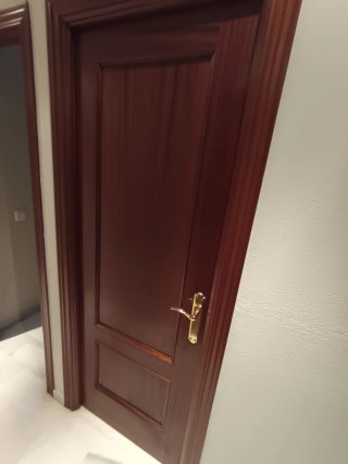 Lote de puertas de madera con cristal