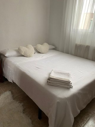 Se alquila habitación amplia y luminosa para chica