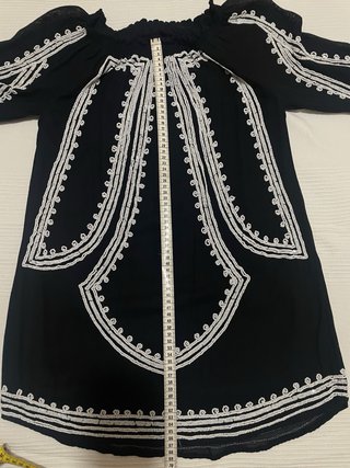 Vestido negro con pedrería blanca