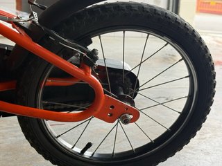 Bicicleta infantil naranja con robot