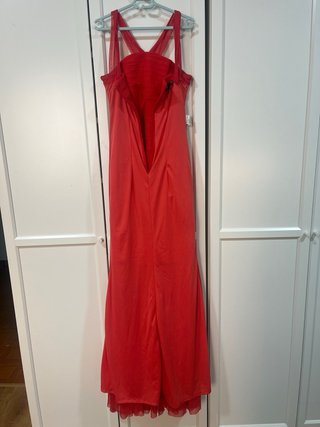 Elegante vestido largo estilo sirena color coral