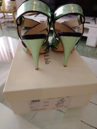 Zapatos de tacón Bimba y Lola verdes y plateados