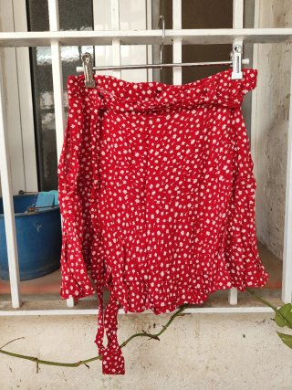 Falda Zara floral roja