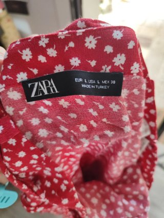 Falda Zara floral roja