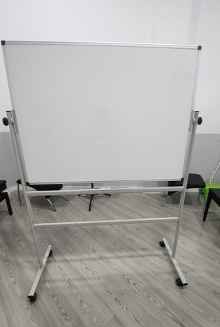 Pizarra blanca con soporte y ruedas