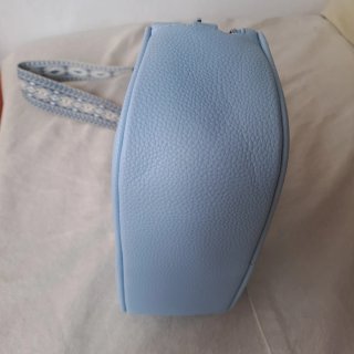 Bolso piel azul celeste con correa étnica