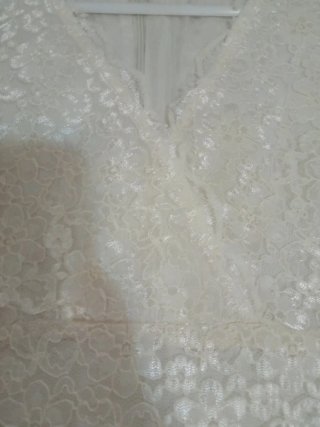 Vestido crema con puntilla y forro
