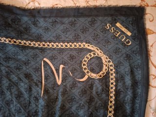 Foulard Guess donna blu e oro.