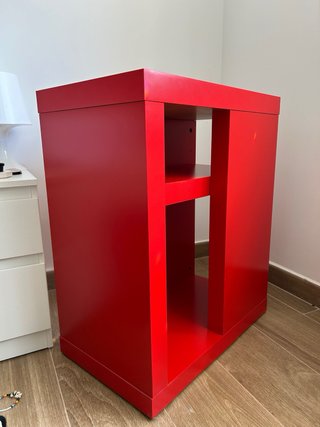 Mesa auxiliar roja pequeña