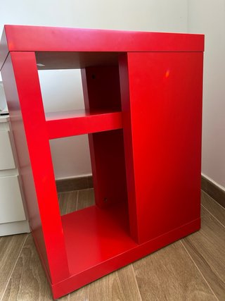 Mesa auxiliar roja pequeña