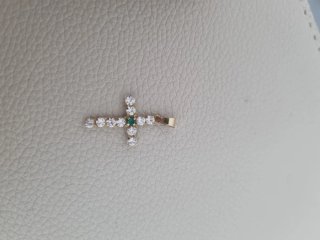Cruz de oro con circonitas y esmeralda