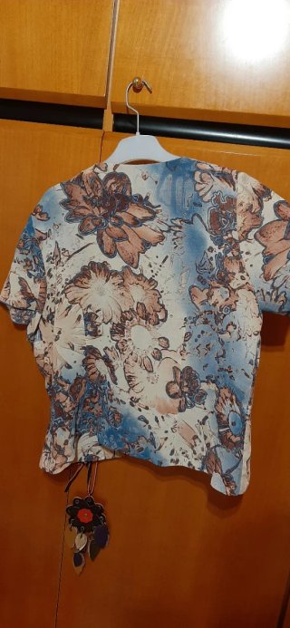 Camiseta blusa manfa corta cuello pico talla M-L