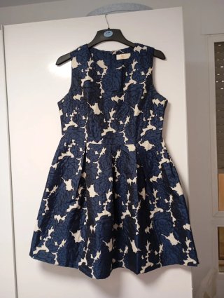 Vestido azul marino y blanco floral