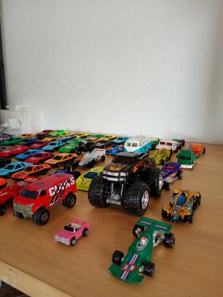 Lote variado 63 coches de juguete