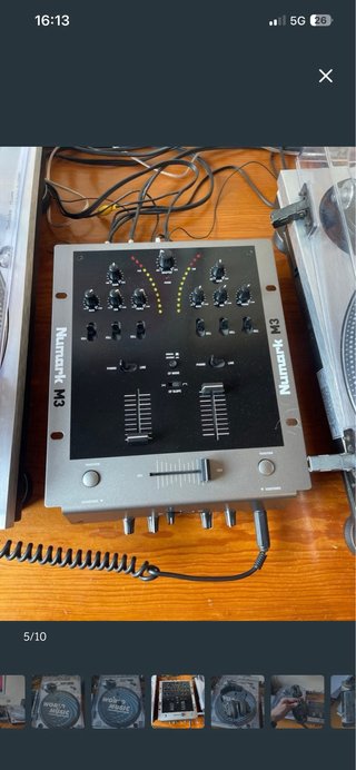 Cascos, mesa mezclas y altavoces