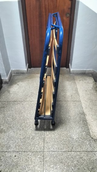 Cama Plegable Azul y Madera