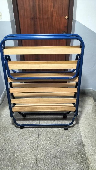 Cama Plegable Azul y Madera
