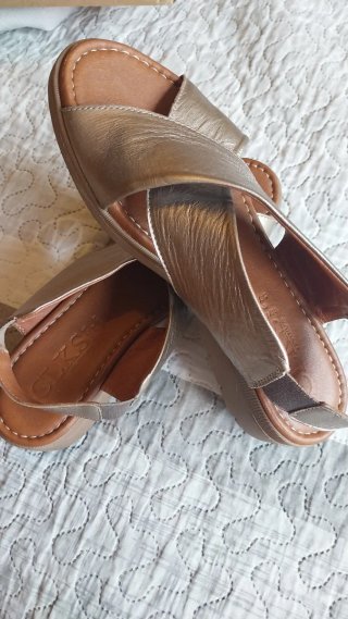 Sandalias piel doradas cruzadas mujer