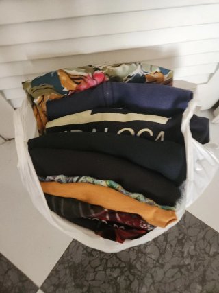 Consegna di abbigliamento da donna taglie XXL e XL