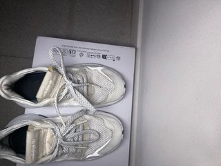 Zapatillas Adidas Niño Beige y Blanco